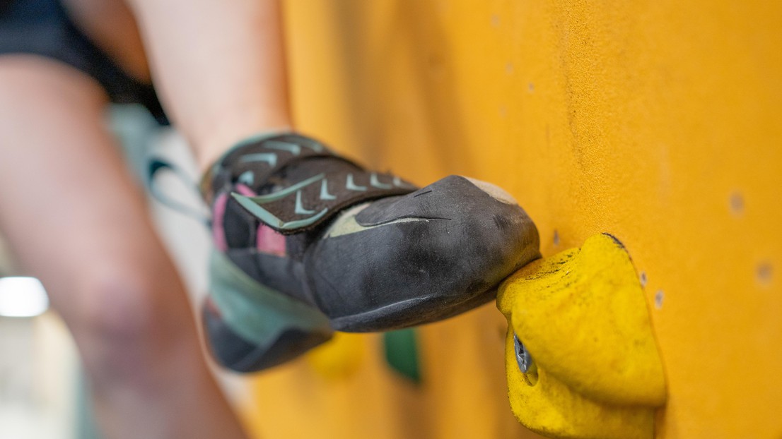 The colourful holds in climbing gyms collect rubber abrasion from the soles, which also gets into the air. Photo: Aaron Kintzi/CeMESS The colourful holds in climbing gyms collect rubber abrasion from the soles, which also gets into the air. Photo: Aaron Kintzi/CeMESS