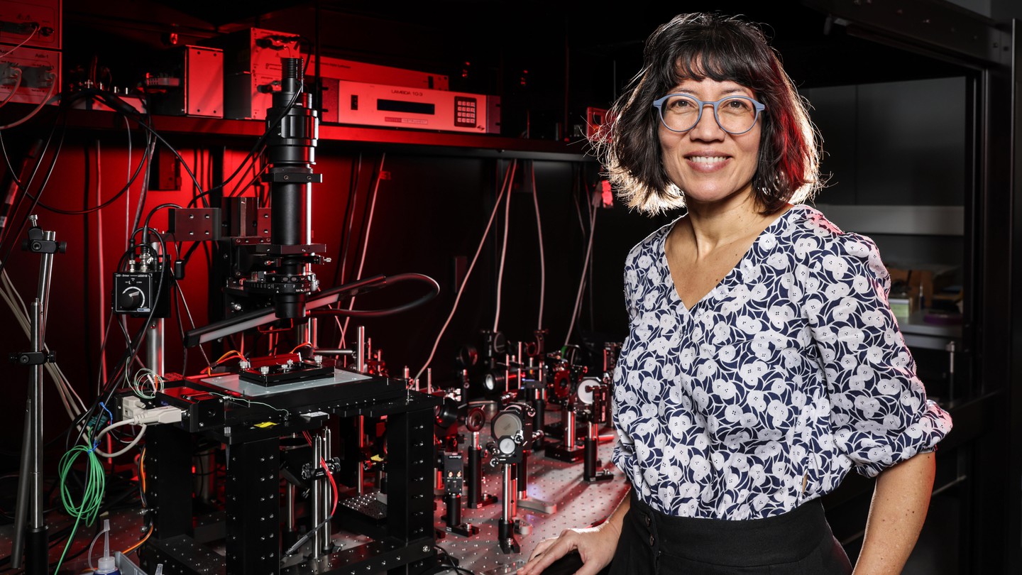 Suliana Manley in the lab with her super-resolution and smart microscopes. © 2025 EPFL / Alain Herzog