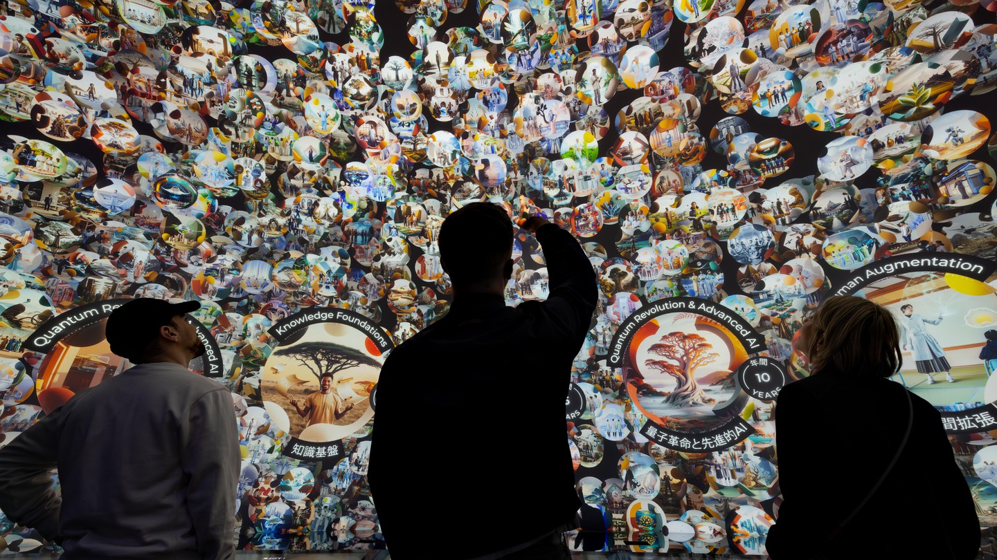 Sarah Kenderdine et des visiteurs explorent le Geneva Public Portal to Anticipation © 2025 eM+