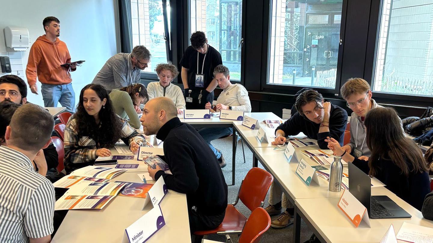 Students play a quantum diplomacy game from the Open Quantum Institute © 2025 EPFL/ QSE Center - CC-BY-SA 4.0
